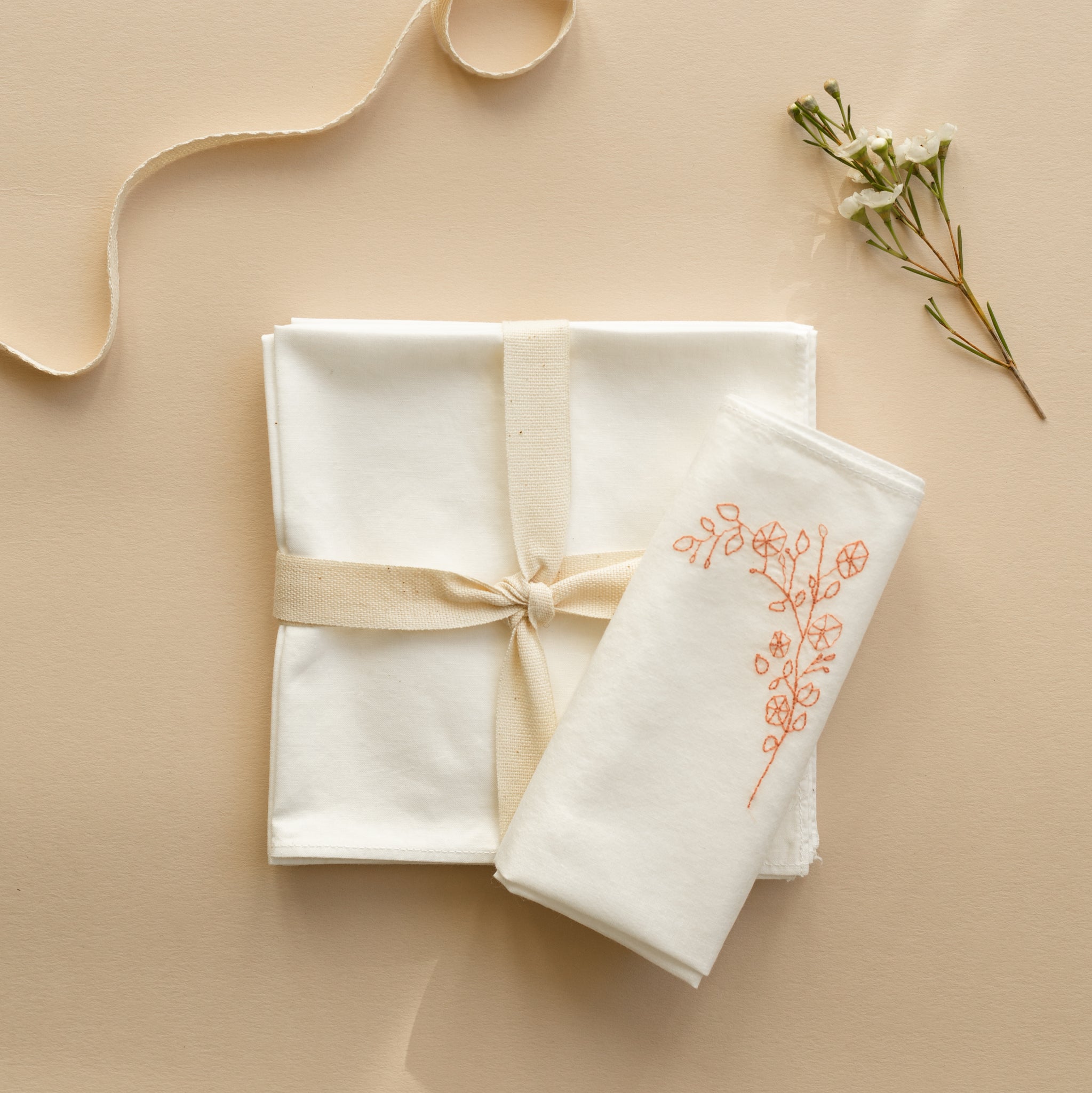 Mouchoir en tissu blanc brodé fleur, fait en France à Cholet pour femme