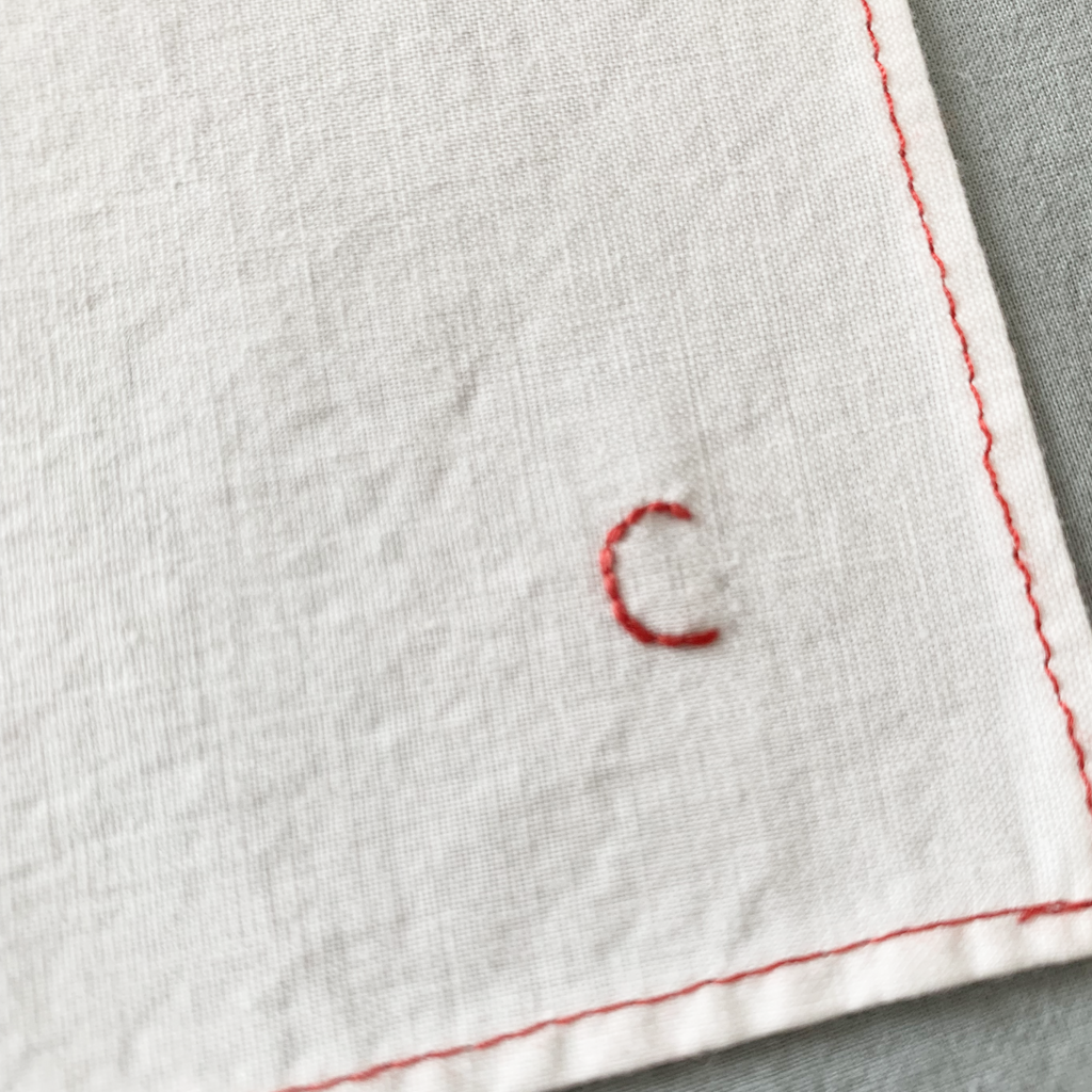 Mouchoir en tissu brodé lettre initiale prénom nom alphabet